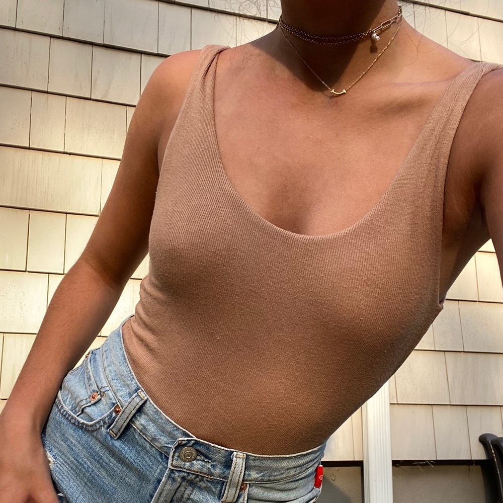 [aritzia] brown scoop neck bodysuit